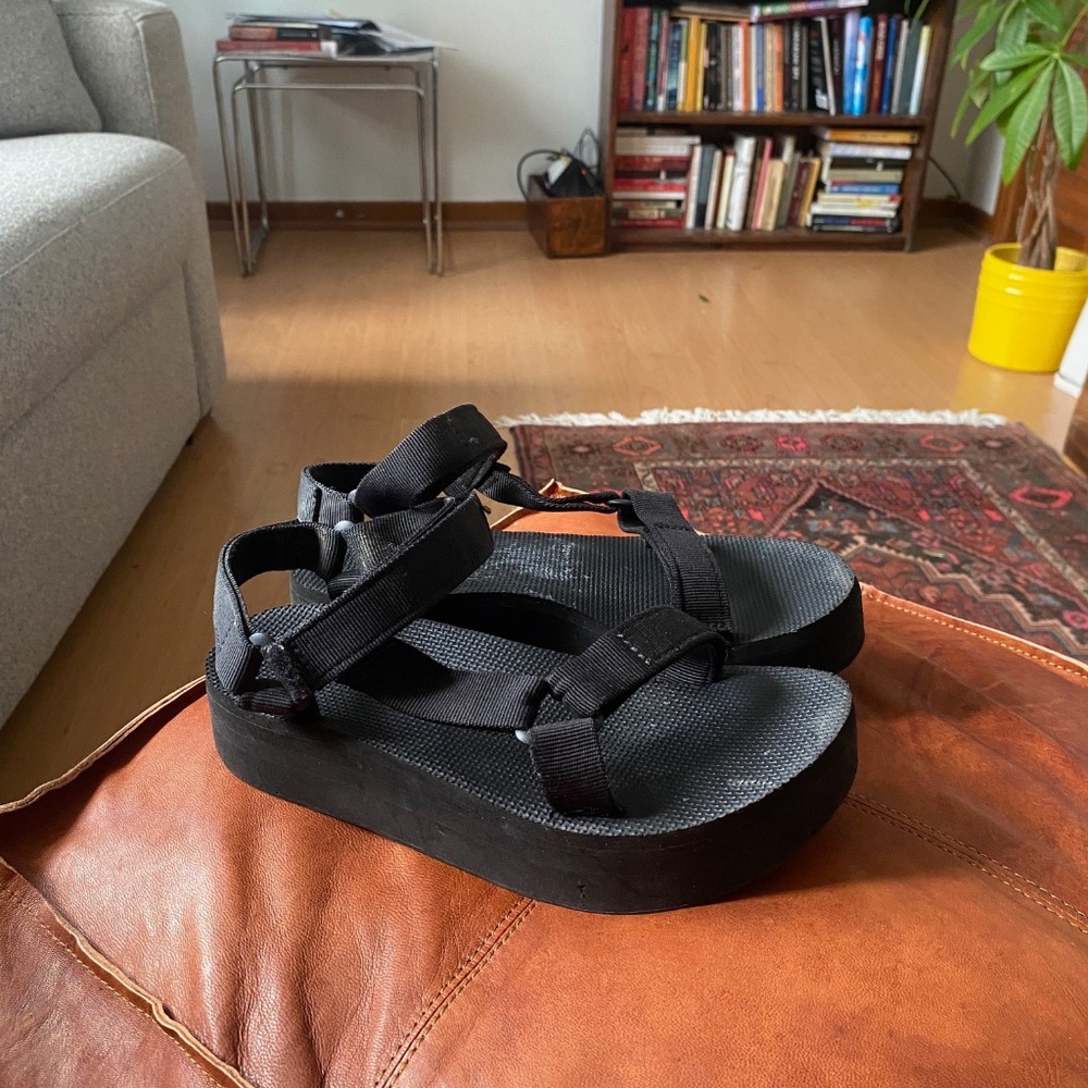 Teva platforms size 8.5/9